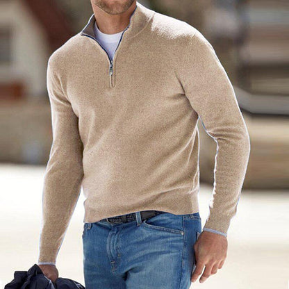 Pull col montant zip court, coloris beige, porté en tenue