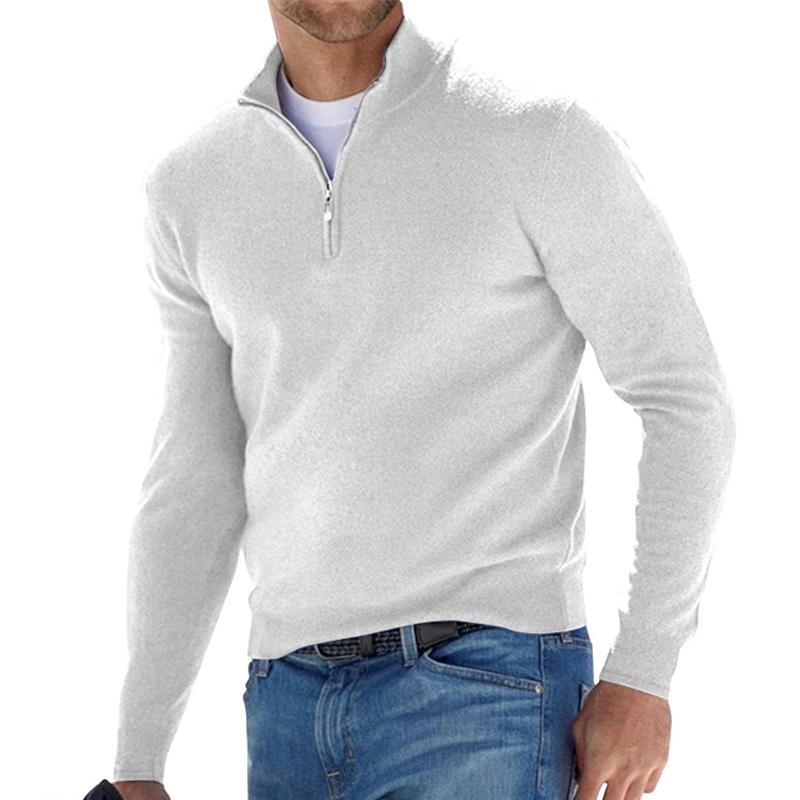 Pull col montant zip court, coloris blanc, porté en tenue