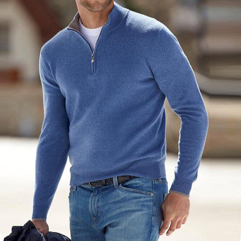 Pull col montant zip court, coloris bleu, porté en tenue