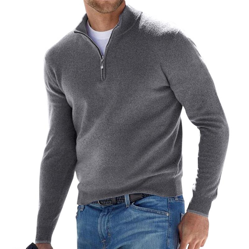 Pull col montant zip court, coloris gris, porté en tenue