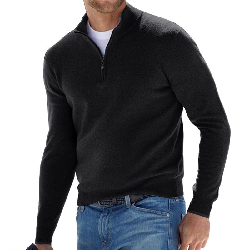 Pull col montant zip court, coloris noir, porté en tenue