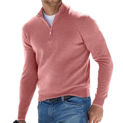 Pull col montant zip court, coloris rose, porté en tenue