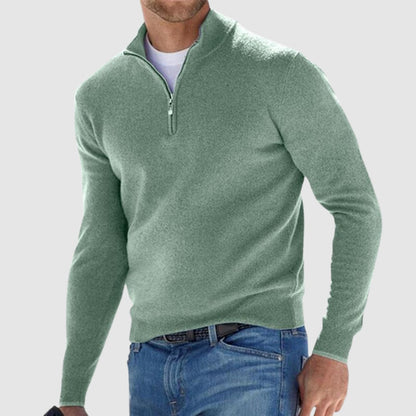 Pull col montant zip court, coloris vert sauge, porté en tenue