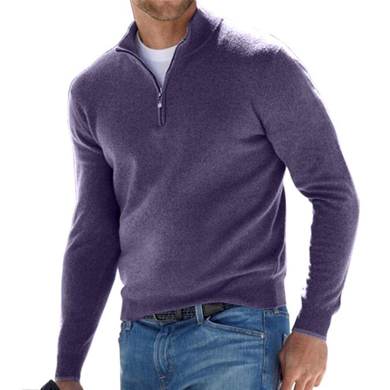 Pull col montant zip court, coloris violet, porté en tenue