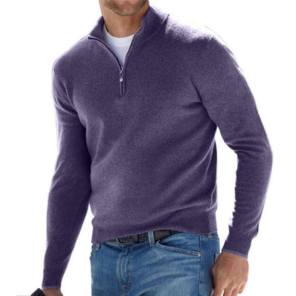 Pull col montant zip court, coloris violet, porté en tenue