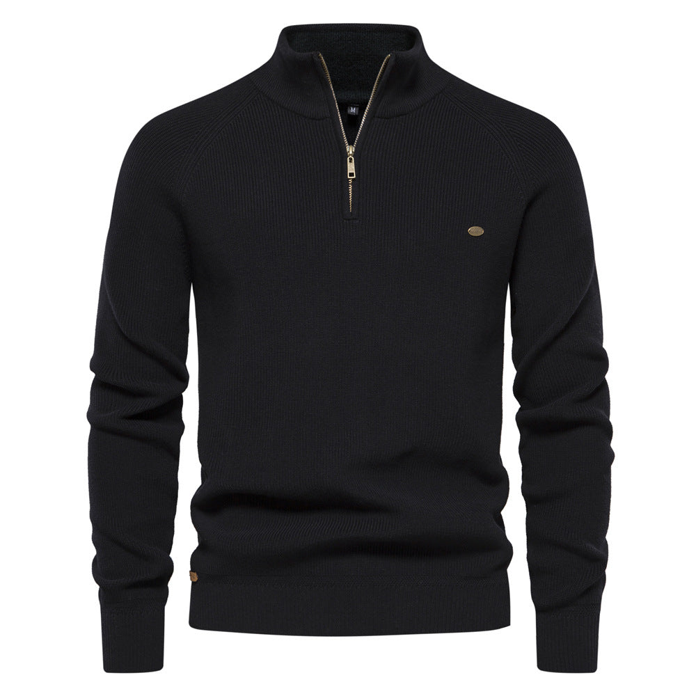 Pull noir à col montant zippé, maille côtelée et petit écusson sur la poitrine