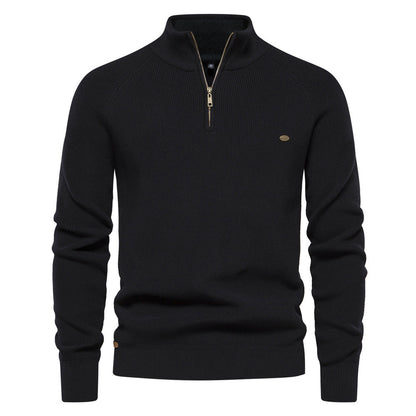 Pull noir à col montant zippé, maille côtelée et petit écusson sur la poitrine