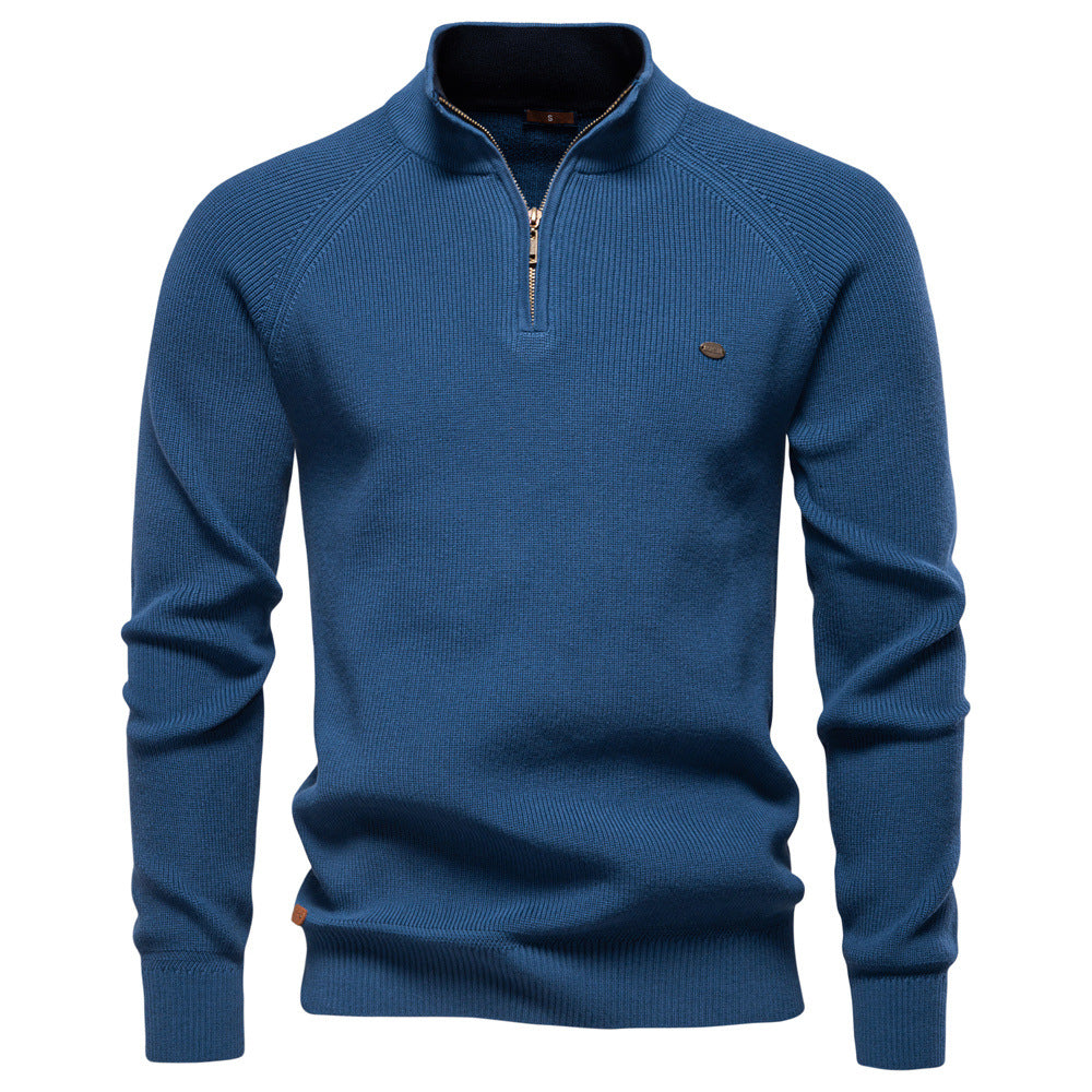 Pull bleu à col montant zippé, intérieur de col marine et bas de vêtement côtelé