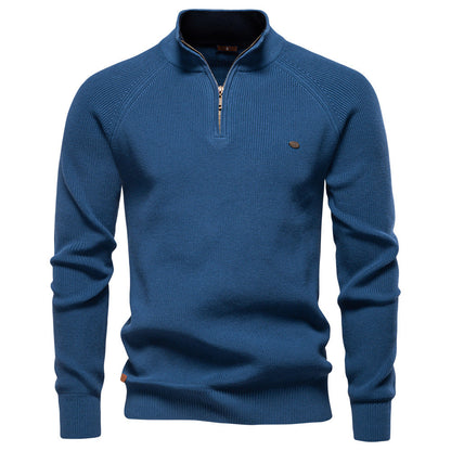 Pull bleu à col montant zippé, intérieur de col marine et bas de vêtement côtelé