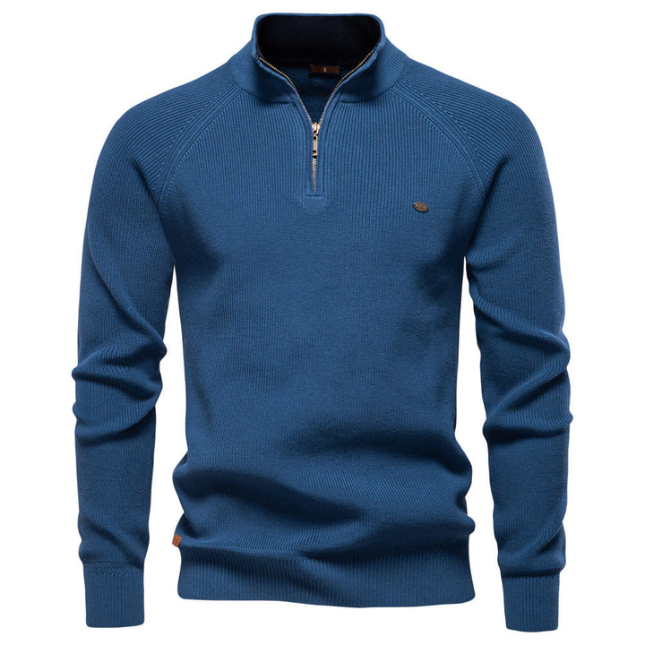 Pull bleu à col montant zippé, intérieur de col marine et bas de vêtement côtelé