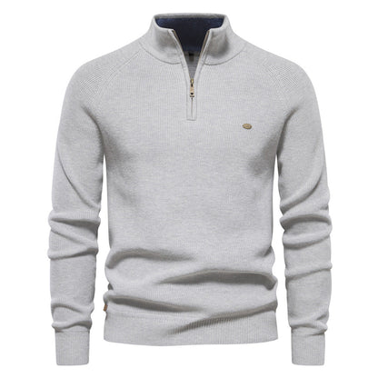 Pull gris clair chiné à col montant zippé, intérieur de col bleu contrasté
