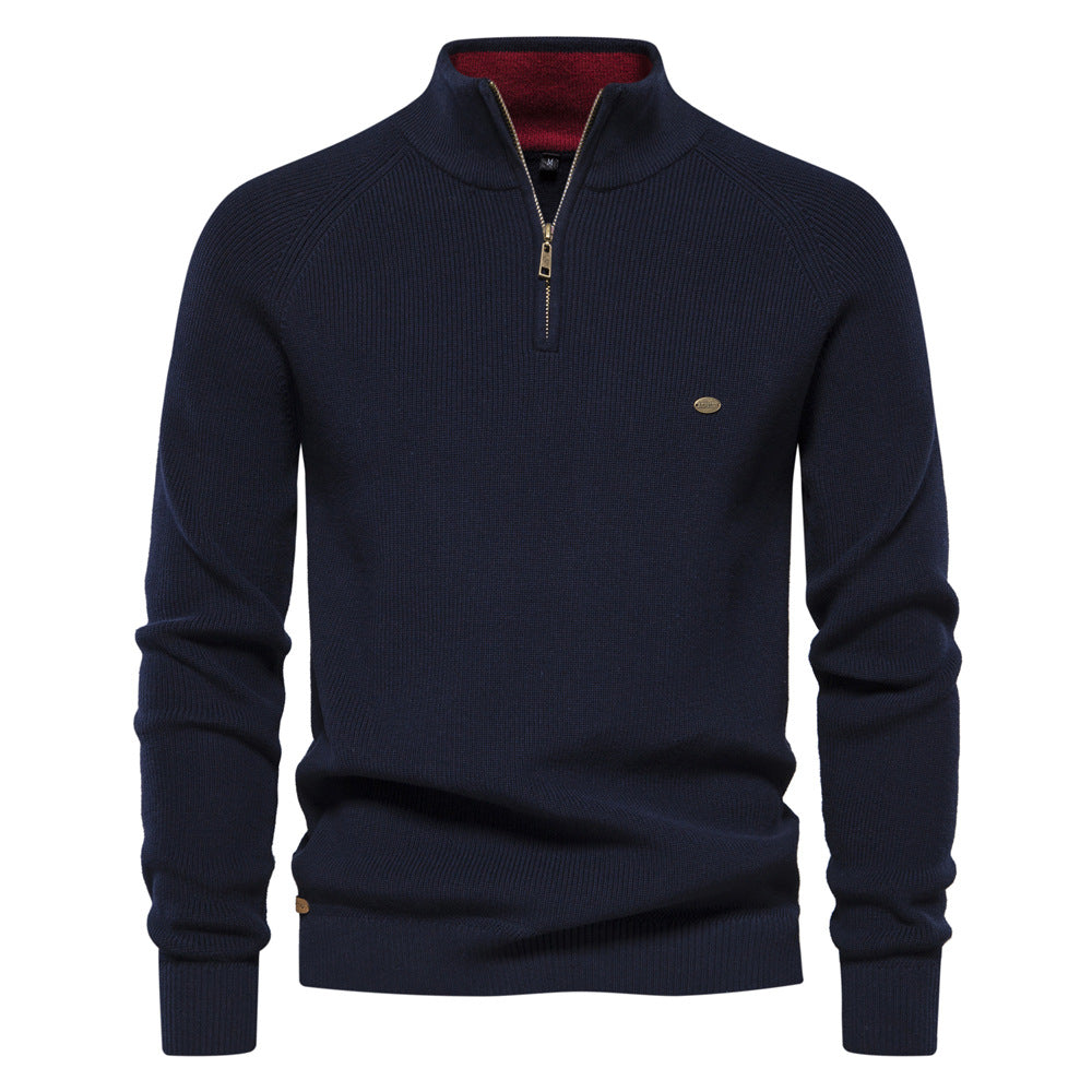 Pull bleu marine à col montant zippé, doublure de col rouge et maille côtelée