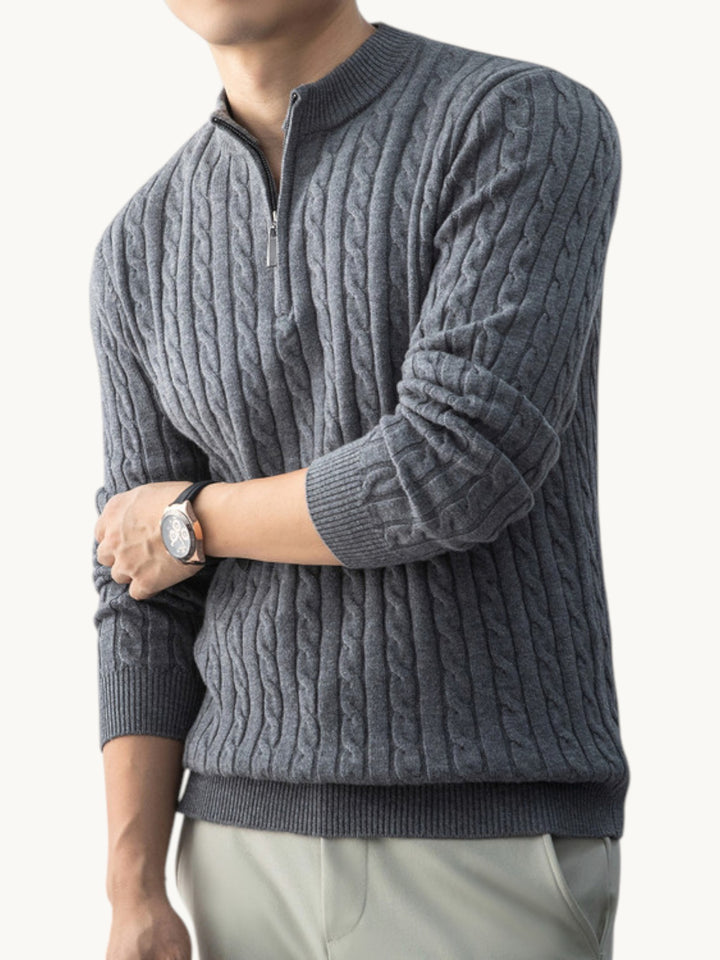 Pull col montant zippé gris anthracite, tricot côtelé, porté par modèle homme