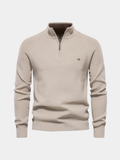 Pull écru à col montant zippé, maille côtelée et intérieur de col marron contrasté