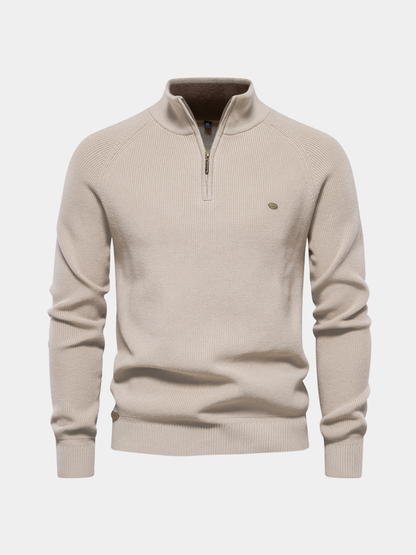 Pull écru à col montant zippé, maille côtelée et intérieur de col marron contrasté
