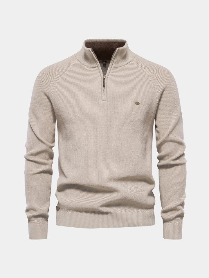 Pull écru à col montant zippé, maille côtelée et intérieur de col marron contrasté