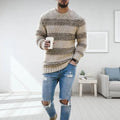 Pull col rond bicolore, coloris beige, porté en tenue