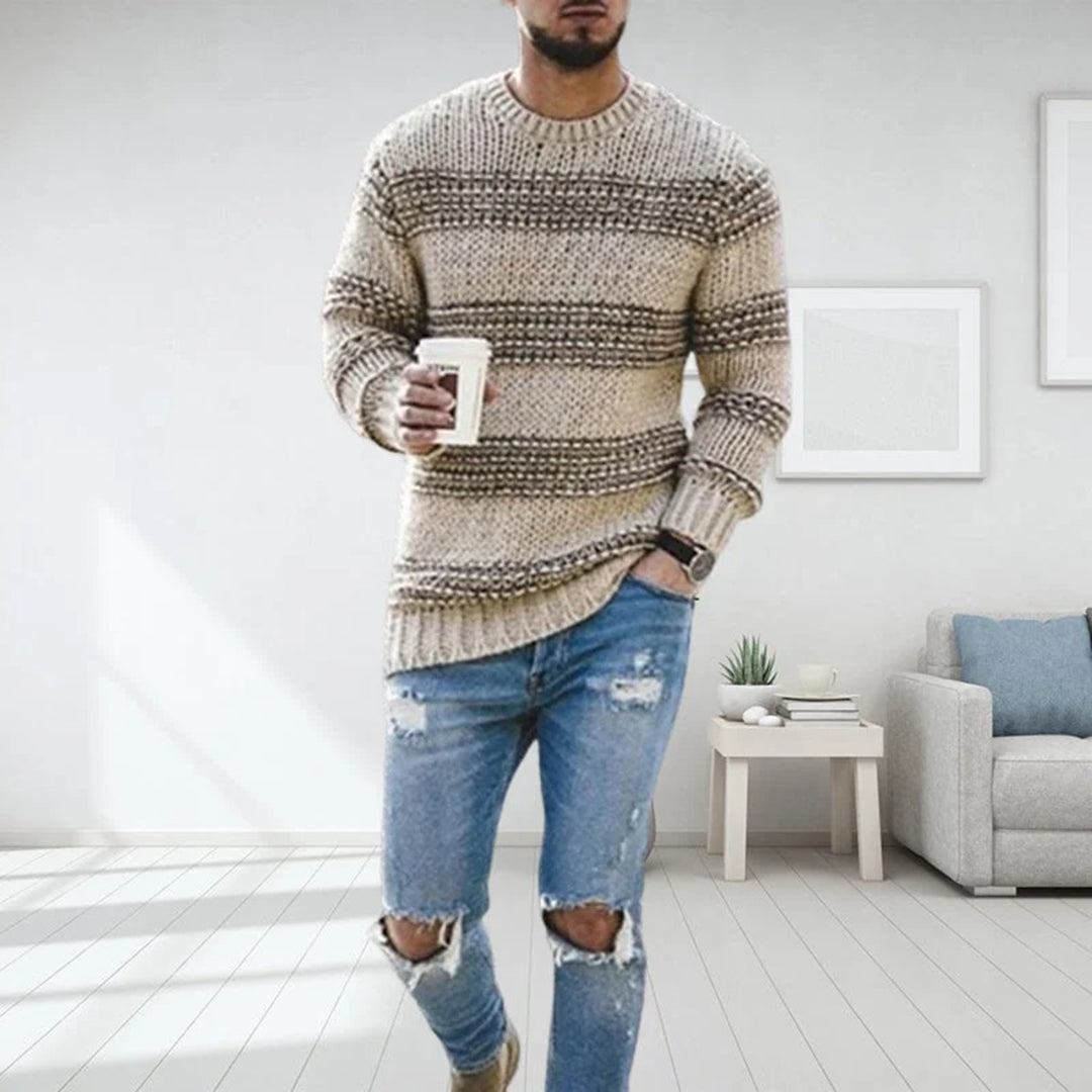Pull col rond bicolore, coloris beige, porté en tenue
