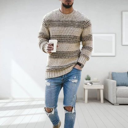 Pull col rond bicolore, coloris beige, porté en tenue