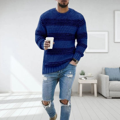 Pull col rond bicolore, coloris bleu, porté en tenue
