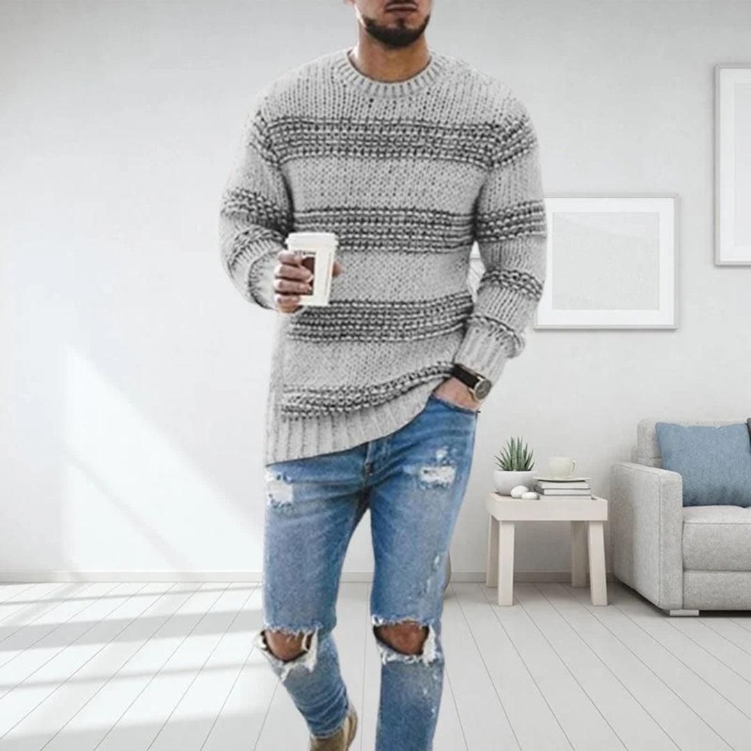 Pull col rond bicolore, coloris gris clair, porté en tenue