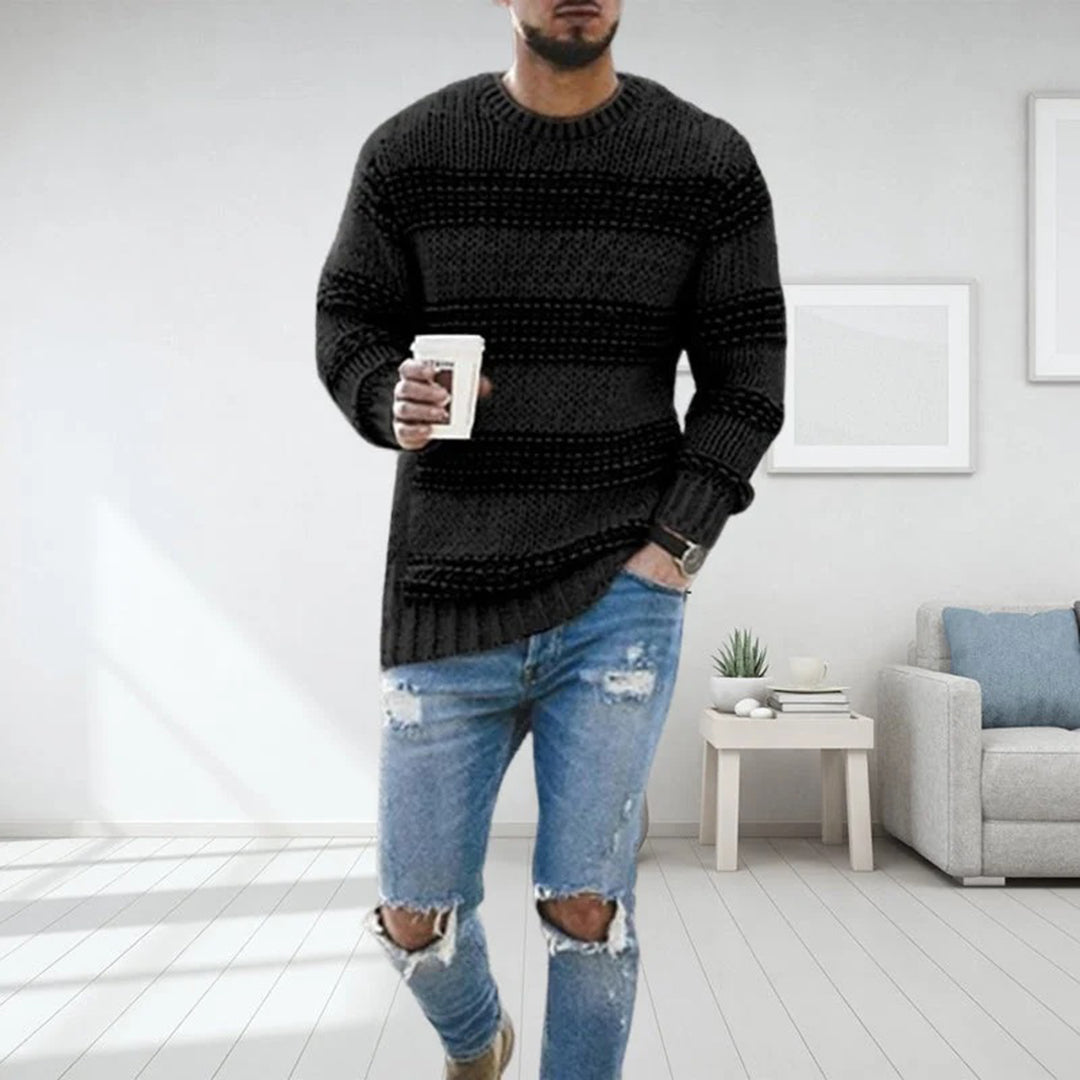 Pull col rond bicolore, coloris noir, porté en tenue