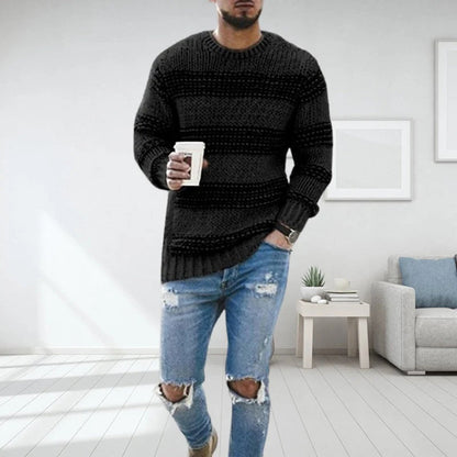 Pull col rond bicolore, coloris noir, porté en tenue