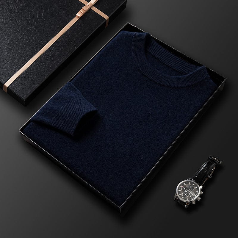 Pull col rond bleu marine plié dans une boîte