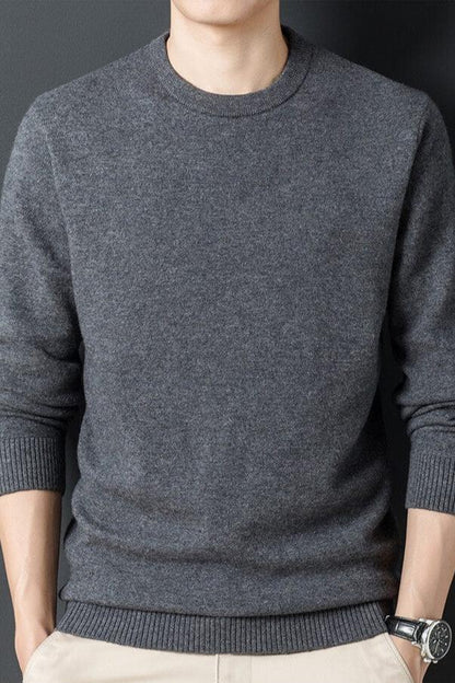 Pull col rond gris porté, vue de face avec bas côtelé