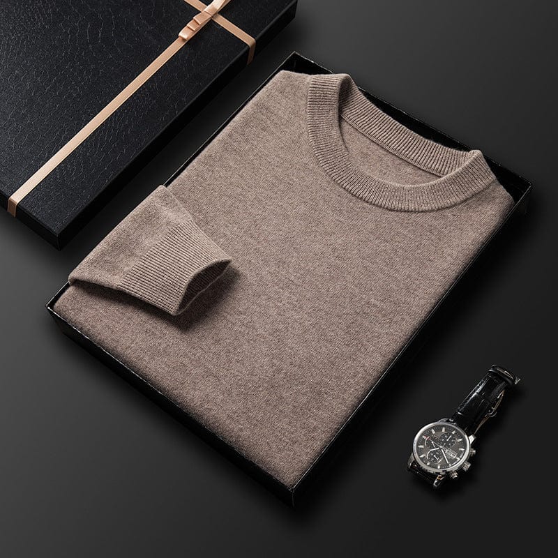 Pull col rond beige plié dans une boîte, col et poignet côtelés