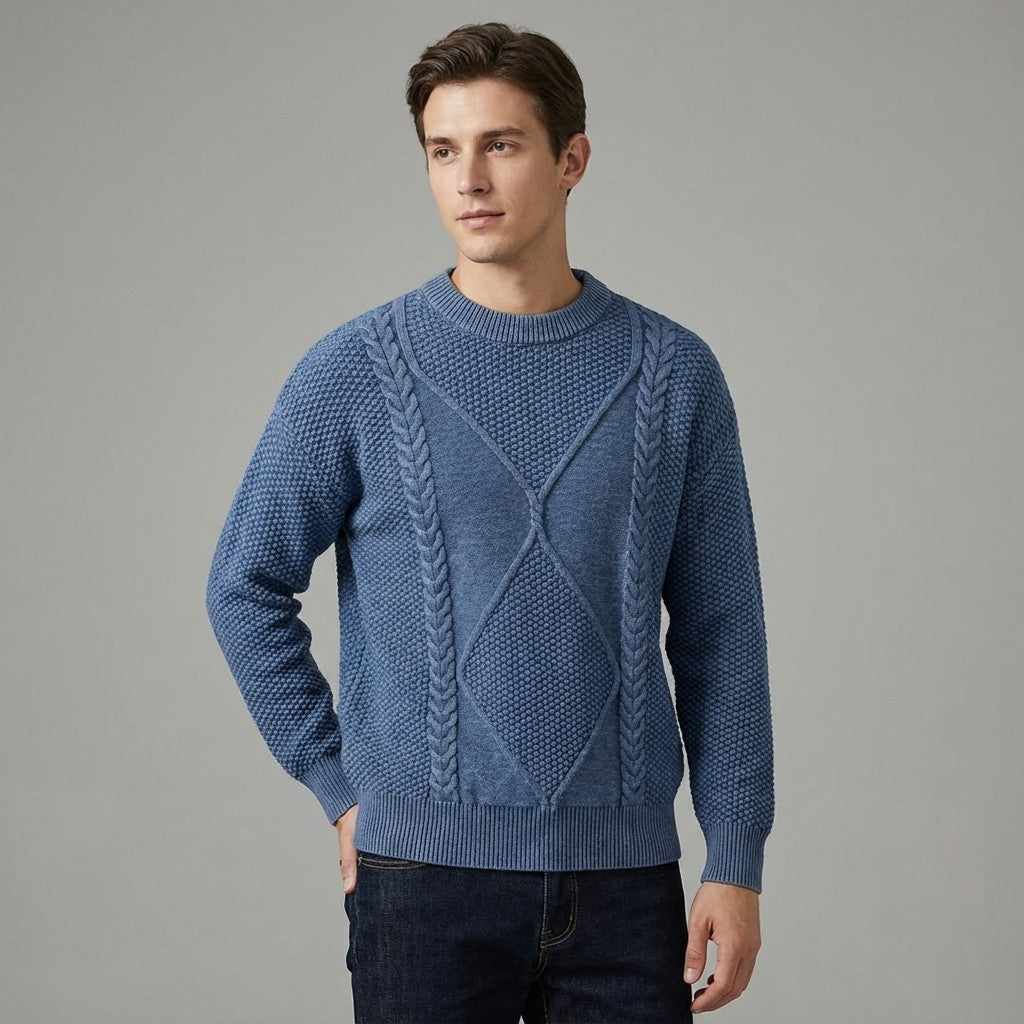 Homme en pull bleu jean à col rond torsadé, porté avec un jean foncé