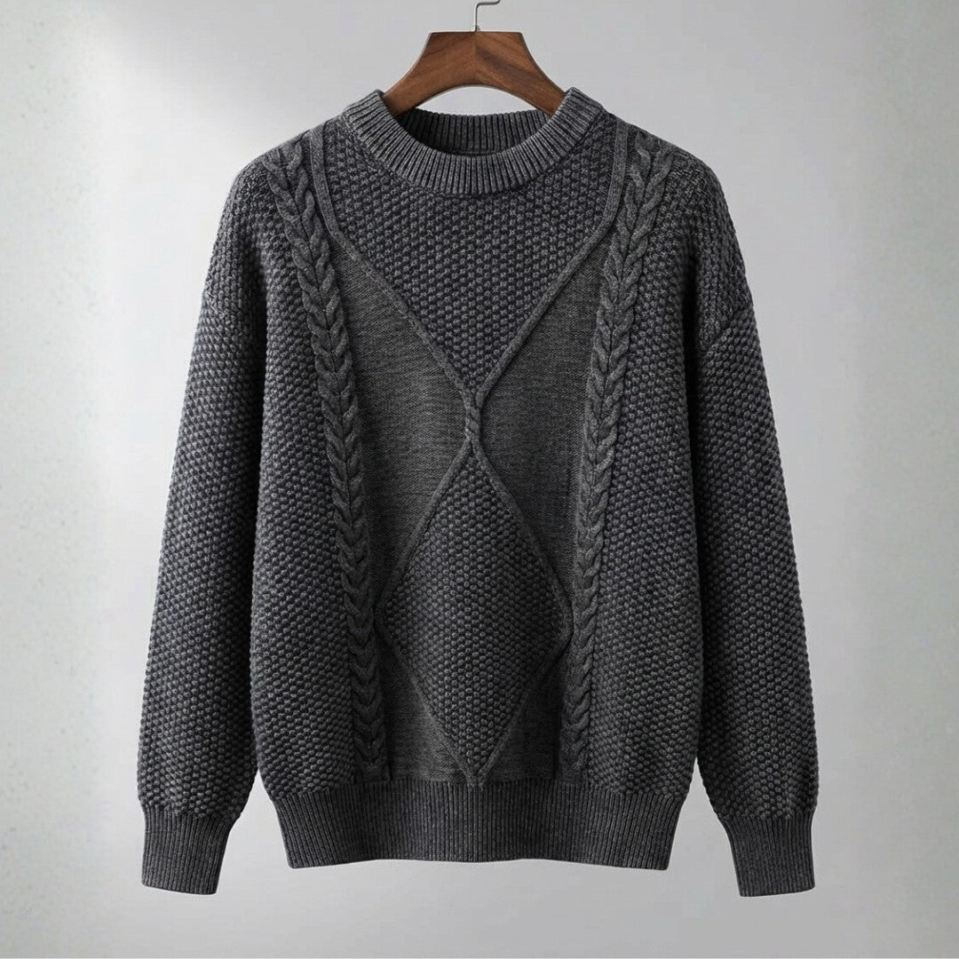Pull gris anthracite à col rond, torsades verticales et losange central en relief