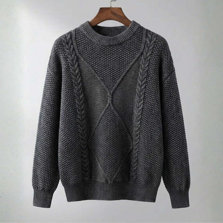 Pull gris anthracite à col rond, torsades verticales et losange central en relief