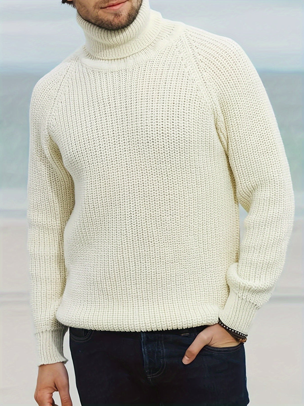 Pull col roulé côtelé beige porté avec un jean foncé