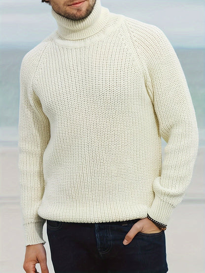 Pull col roulé côtelé beige porté avec un jean foncé