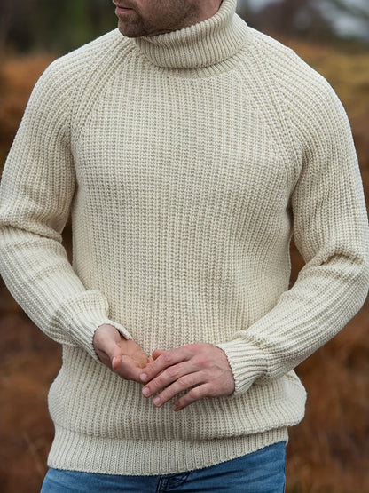 Pull col roulé beige porté, détail des côtes et des poignets