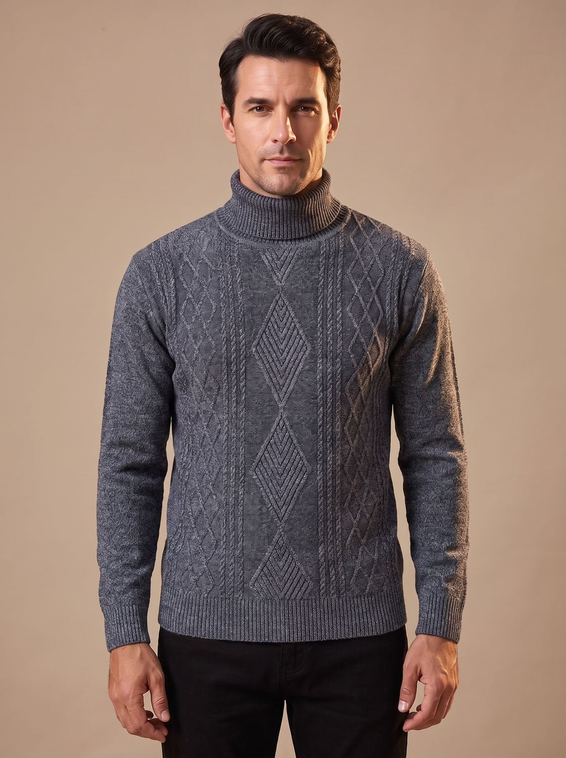 Pull col roulé gris anthracite à torsades et losanges, porté de face