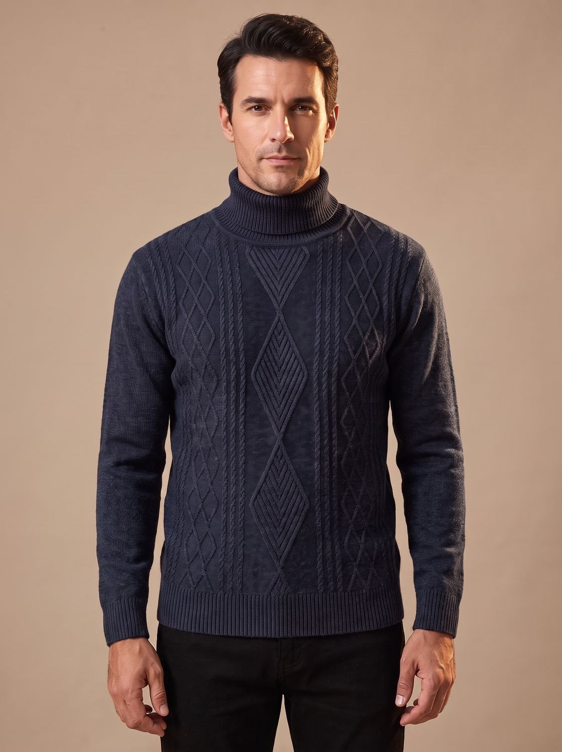 Pull col roulé bleu marine à motif torsadé, porté par un homme