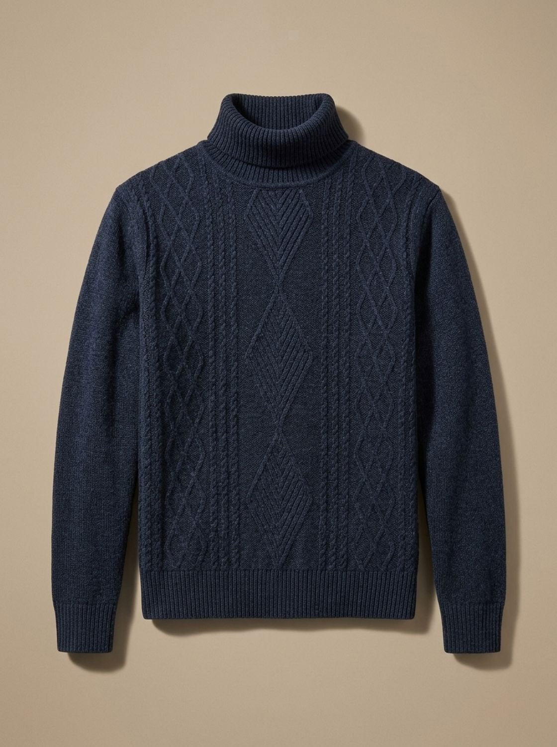Pull col roulé bleu marine torsadé posé à plat sur fond uni