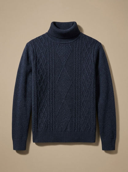 Pull col roulé bleu marine torsadé posé à plat sur fond uni