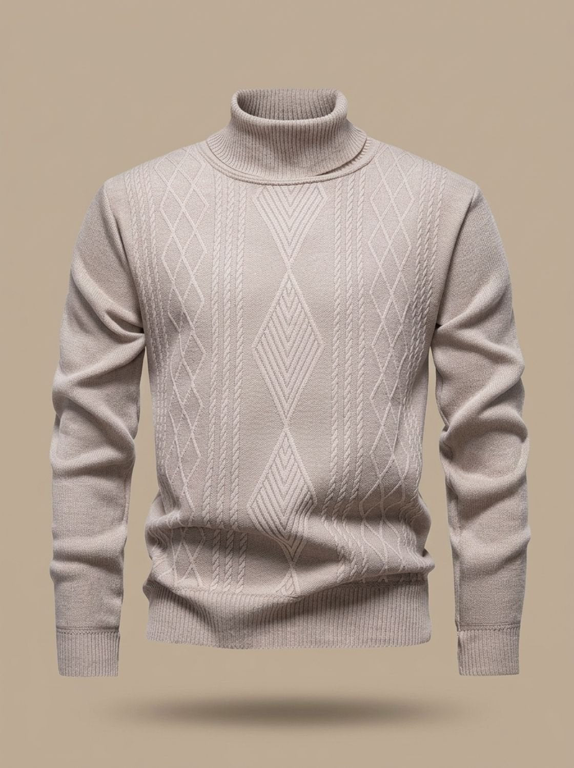 Pull col roulé beige à panneau de losanges, présenté seul
