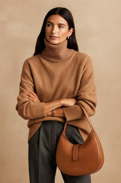 Pull col roulé camel en maille fine, porté avec un pantalon gris