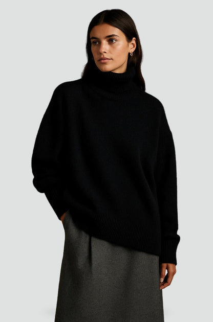 Pull col roulé noir en maille fine, porté avec une jupe grise