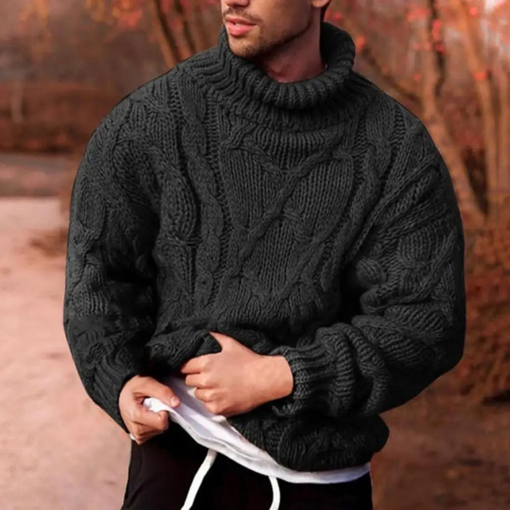 Pull col roulé torsadé noir en grosse maille, porté