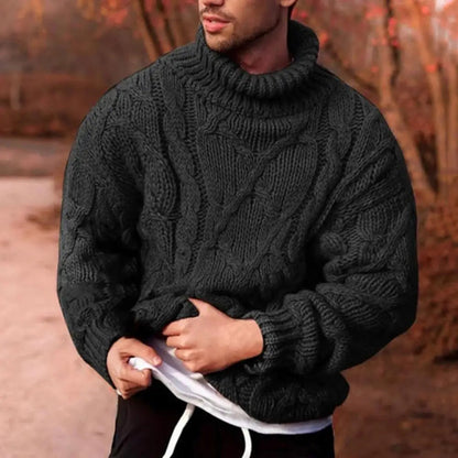 Pull col roulé torsadé noir en grosse maille, porté