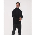 Pull col roulé maille fine, coloris noir, porté en tenue
