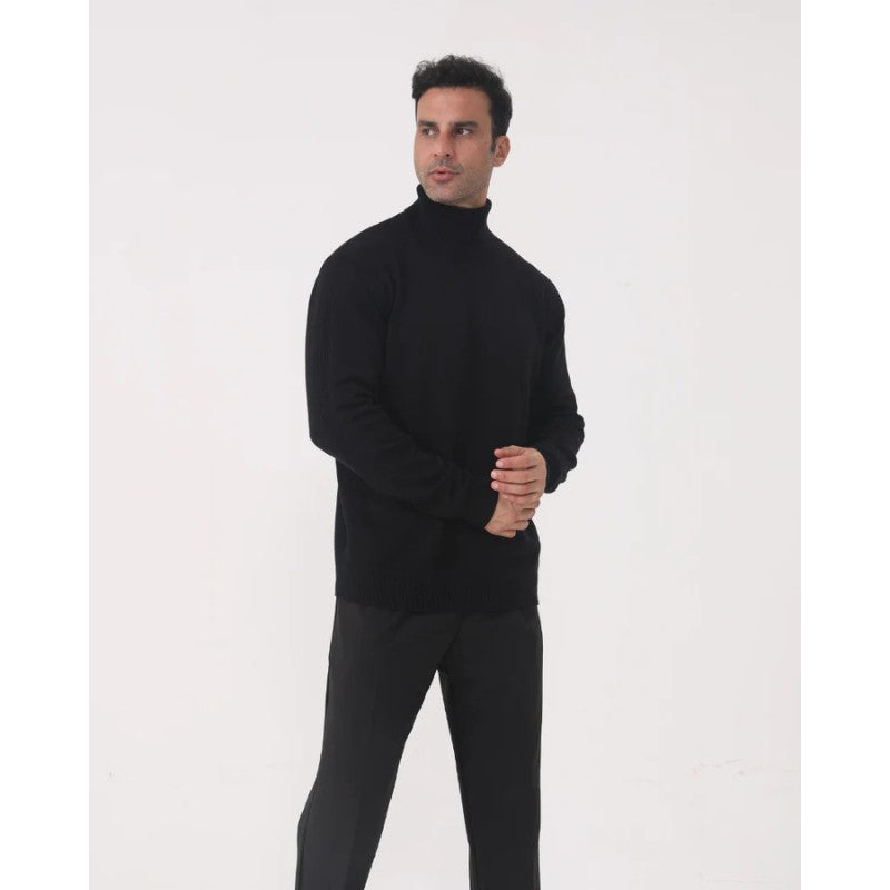 Pull col roulé maille fine, coloris noir, porté en tenue