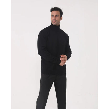 Pull col roulé maille fine, coloris noir, porté en tenue
