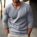 Pull col V homme gris clair porté avec un chino, vue de face