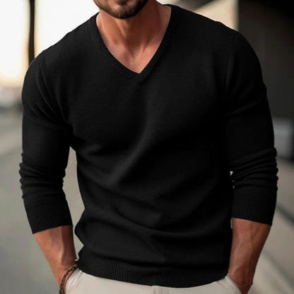 Pull col V homme noir porté avec un chino, vue de face